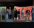 Bild: tr
Die MTT-Schauspieler proben mittlerweile auch am Samstag und Sonntag. Die Zeit drängt und es gibt noch einiges zu erarbeiten. Deshalb sind die Kostümbildnerinnen, Rita Sommer (links), Josefine Kraus (Vierte von links), Andrea Schröpf (Fünfte von links), Johanna Huber (Siebte von links) und Helga Pentner (Neunte von links) gezwungen, in den kurzen Probenpausen Maß zu nehmen.