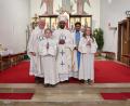 Bild: bsc
Einen festlichen Abendgottesdienst feierte die Katholische Pfarrgemeinde „Maria Immaculata“ mit Diözesanbischof John Nellikunnel (mitte). Der Geistliche war zu Besuch bei seinem Freund, Ruhestandsgeistlichen Siegfried Wölfel (links). Zusammen mit Pfarrer Joseph (rechts) zelebrierten sie den feierlichen und gut besuchten Gottesdienst.