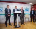 Bild: Lino Mirgeler/dpa
Markus Blume (von links nach rechts, CSU), Generalsekretär der CSU, Markus Söder (CSU), Ministerpräsident von Bayern, und Thomas Kreuzer (CSU), Fraktionsvorsitzender der CSU im Landtag, nehmen an einem Statement der CSU-Fraktion zur Landtagswahl teil.
