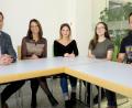 Bild: Hirsch
Lisa-Marie Herzog (Zweite von rechts) ist neue Landkreis-Schülersprecherin der Mittelschulen, Julia Archipov (Mitte) ihre Stellvertreterin. Zur Wahl gratulierten die Verbindungslehrer Jürgen Dietl und Margit Capillera sowie Schulrat Jürgen Bomertl (von rechts).