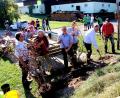 Bild: ds
Landrat Richard Reisinger legt selbst Hand an bei Pflanzung. Unterstützung bekommt er von Heinz Faderl (rechts), Kreisfachberater Arthur Wiesmet (vom Laub verdeckt), Bürgermeister Winfried Franz, 3. Bürgermeister Herbert Pilhofer und 2. Bürgermeister Wolfgang Rattai (von rechts).