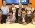 Bild: Hirsch
Markus Götz, Hans Jobst, Fabian Borkner, Hermann Götz, Hubertus von Breidbach (stehend von links),, Alfred Braun, Ulrike Roidl sowie Robert und Rosmarie Krempl (sitzend von links) stellten die Festschrift "40 Jahre Kirwaverein Fronberg" vor.