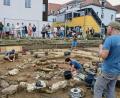 Bild: Petra Hartl
Das Interesse an den Ausgrabungen auf dem Bürgerspital-Gelände in der Altstadt war enorm. Mathias Hensch (rechts) führte mehrere Gruppen über das Areal – dieses Bild entstand im August 2017.