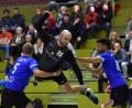 Bild: Alfred Schwarzmeier
Stefano Flierl kommt mit einer artistischen Einlage zum Torwurf: Die Spieler des HC Weiden dürfen aber im Heimspiel am Samstag ihr Augenmerk nicht nur auf Offensivaktionen legen, sondern müssen ihre zuletzt schwächelnde Defensivarbeit verbessern.