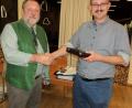Bild: ksi
Uwe Deeg (links) bedankt sich bei Christoph Mühlbauer für seinen informativen Vortrag.