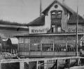 Bild: Stadtarchiv
Die Wirtschaft "Zur Glashütte" vereinte auf der Bauerhütte Gastwirtschaft, Kantine und Lebensmittelladen unter einem Dach. Oft gab es im Saallettl gesellschaftliche Veranstaltungen der Glasmacher.