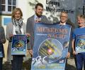 Bild: prbr
Das Museumsteam präsentiert zusammen mit Bürgermeister Franz Stahl das Plakat zur diesjährigen Museumsnacht.