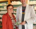 Bild: stg
Apotheker Sebastian Vonhoff überreicht eine Spende in Höhe von 1000 Euro an „Lichtblicke“-Schirmherrin Edith Lippert.
