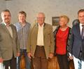 Bild: dob
Hellmuth Reinl (Mitte) feiert 80. Geburtstag. Bürgermeister Andreas Wutzlhofer, Neffe Roland Sperr, Nichte Hannelore Hopf aus Flossenbürg und der evangelische Stadtpfarrer Dieter Schinke gratulieren.