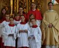 Bild: R. Kreuzer
Verstärkung am Altar: (oben, von links) Gruppenleiterin Hannah Suttner, die Oberministranten Victoria Wiesnet und Simon Hoffmann, Pfarrer Stephan Rödl, (Mitte, von links) Johannes König, Franz Weiß, Emma Weiß, (unten, von links) Franziska Stengl, Anna-Lena Stengl, Mila Mösbauer.