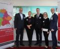 Bild: Wolfgang Steinbacher
Die Regionaltagung des Netzwerks Schule-Wirtschaft dient den Experten in der Oberpfalz als Austauschort. Dabei sind Jürgen Hollatz (Leiter Berufsbildung bei Siemens; von links), Pia Schwarz (Schule-Wirtschaft), Gerald Haas (Schulrat), Kathrin Schmidt (Sparkasse) und Thomas Unger (Regierung Oberpfalz).