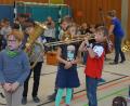 Bild: du
Mit großer Begeisterung probieren die Grundschüler die Instrumente aus und versuchen unter anderem Posaune und Tuba Töne zu entlocken.