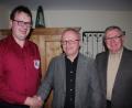 Bild: kro
Vorsitzender Thomas Flügel (links) und Bürgermeister Ernst Neumann (rechts) gratulieren dem neuen kommissarischen Spielleiter Anton Krisch zur einstimmigen Wahl.