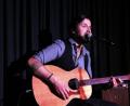 Bild: stg
Liedermacher Benni Benson überzeugt mit Stimme und Gitarre bei "Klein&Kunst".