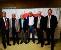 Bild: msh
Der Vorstand um Thomas Mikolei (links), Vorsitzenden Matthias Haberberger (Zweiter von rechts) und Tobias Lehl (rechts) ehrt Ludwig Schreml, Hans Püttner und Reinhold Metzler (Zweiter bis Vierter von links), die seit über 60 Jahren Mitglieder beim SC Eschenbach sind.