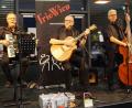 Bild: weu
Freddy Gradinger, Hans Radon und Franz Horacek (von links) begeisterten als Trio Wien die Gäste beim Heurigenabend des Kunstvereins Unverdorben in der Schwarzachtalhalle.