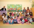 Bild: rpp
Die Kinder des Kinderhauses Pusteblume bedanken sich bei Michael Graf (links), zweiter Vorsitzender des Kulturtreffs Kastl, mit einer Fotocollage für den tollen Tag mit Märchenerzähler Oliver Machander.