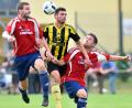 Bild: A. Schwarzmeier
Einen verdienten 2:1-Sieg landete die SV Grafenwöhr zum Bezirksligaauftakt beim SV Kulmain. Diesen Dreier würden David Dobmann (Mitte) zum Rückrundenstart gerne wiederholen. Die Kulmainer Andreas Ditschek (links) und Andreas Zeltner haben aber sicherlich etwas dagegen.