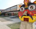 Bild: Götz
Die Schul-Sanierung der Mittelschule wird sich das ganze Schuljahr 2019/20 hinziehen. Betroffen von der Generalsanierung sind der Mittelschul- (rechts) und der Verwaltungstrakt samt Pausenhalle (hinten).