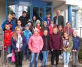 Bild: amö
Bürgermeister Walter Schauer (hinten rechts) führte die Schüler mit ihrer Klassleiterin Rektorin Christine Schneider durch die VG Neunburg vorm Wald und erläuterte die Aufgabengebiete.