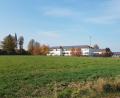 Bild: gi
Das Pflegeheim soll im Herbst 2019 stehen. Bauort ist neben dem A-Sportplatz in Moosbach hinter der Grundschule nahe Wieskirche und Kurpark.