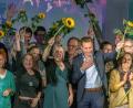 Bild: Armin Weigel/dpa
Katharina Schulze (vorn Dritt. von links) und Ludwig Hartmann (vorn Vierter von links), Fraktionsvorsitzende von Bündnis 90/Die Grünen im bayerischen Landtag, winken auf dem außerordentlichen Parteitag der bayerischen Grünen umringt von den neugewählten Landtagsabgeordneten zu den Delegierten.