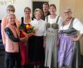 Bild: Dobmeier
Vorsitzende Thea Rauchenecker (links) gratuliert Emma Wittmann (Vierte von links) mit (Zweite von links) zweiter Vorsitzende Anneliese Baumgärtner, Tochter Elisabeth Haider, Sohn Robert Bäumler und den Töchtern Ingrid Martin und Karin Zetzlmann.