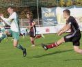 Bild: heh
Starke Leistung, verdienter Sieg: Im letzten Vorrundenspiel bezwang der SV Mitterteich den TSV Nürnberg-Buch mit 3:1. Hier blockt SVM-Kapitän Manuel Dürbeck (links) den Schuss von Philipp Schindler ab.