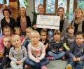 Bild: ohr
Große Freude im Kindergarten Schmidgaden. Michael Prifling (Floristik) und Karina Prifling (Fasikami) überreichten im Beisein der gemeindlichen Bediensteten Petra Rehorz und Karin Dembianny (von links) den symbolischen Scheck mit der stolzen Summe von1.150 Euro aus dem Losverkauf bei der Gewerbeschau 2018 an Leiterin Sonja Rojer (rechts)