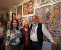 Bild: Winkler
Dass so viele Besucher zur Vernissage „James Rizzi“ gekommen sind, darüber freuen sich Gerald und Gabriele Recknagel (von rechts). Unter den zahlreichen Gästen befinden sich auch die SPD-Stadträte Sema Tasali Stoll und Matthias Loew.