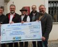 Bild: pi
Der Lions-Club Weiden hilft, und das im wahrsten Sinne des Wortes. Zur Finanzierung des Sagen- und Märchenpfads "Auf Schönwerths Spuren" übergaben Anton Forster, German Schieder und Wolfgang Würschinger (von rechts) an Johann Walbrunn und Johann Maurer (von links) einen Scheck.