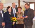 Bild: Kunz
Waltraud Koller Girke (zweite von rechts) freut sich über eine Geldspende für die Weidener Palliativstation. V.l. Oberbürgermeister Kurt Seggewiß, Eva Stadler, Lothar Höher und rechts Uwe Müller.