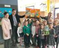 Bild: cr
Mit einem zweisprachigen Buchprojekt über die Freundschaft von zwei Kobolden aus zwei Ländern begeistert Tschechischlehreriin Lenka Uschold Kinder (Zweite von rechts) Kollegen, Schüler und Bürgermeisterin Tanja Schiffmann.