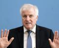 Bild: Kay Nietfeld/dpa
Horst Seehofer weist die Schuld von sich.