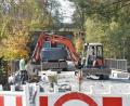 Bild: lue
Noch immer sind die Bauarbeiten an der Hainbachbrücke am Fuße des Reuther Berges im vollen Gange. Doch ein Ende ist in Sicht, aktuell wird Schotter verlegt und bald asphaltiert.