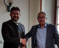 Bild: alr
Bürgermeister Wolfgang Haberberger (links) bedankt sich bei Andreas Krenn von der Versicherungskammer Bayern für die Stiftung eines Rauchverschlusses.