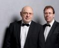 Bild: Pieter van Munster
Zum Abschluss des Festivals präsentieren die Pianisten Christoph Ewers (links) und Michael Kuhn Lieder von Schubert, Schumann, Brahms und Wolf, als besondere Fassung für Klavier zu vier Händen.