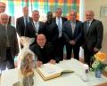 Bild: Manfred Fritsche
Pfarrer Bernhard Huber (vorn) trägt sich ins Goldene Buch der Marktgemeinde Freihung ein (von links): Georg Schirbl, Max Biller, Bernd Lehner,
Bürgermeister Norbert Bücherl, Pfarrvikar David Lubuulwa,
Georg Fritsche, Wolfgang Harrer und Zweiter Bürgermeister Helmut Klier