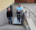 Bild: gz
Zweiter Bürgermeister Georg Zierer (rechts) und Gemeindevorarbeiter Anton Hochwart testen den Plattformlift.