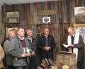 Bild: ubb
Die AK-Vorsitzenden Alexander Zintl und Herbert Konrad sowie Bürgermeister Franz Stahl lauschten aufmerksam den Worten von Pater Helmut Stadermann (von links), der den Segen für die Scheune und deren Bewohner spendete.