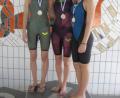 Bild: rbg
Kathrin Bachmeier (Mitte) und Lena Rath (rechts) durchbrachen mit den Plätzen eins und drei über 400m Freistil die Dominanz des SC Regensburg (links Nele Weinfurtner als Zweite).