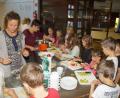 Bild: mmj
Äpfel, Weintrauben und Bananen gehörten beim Herbstfest zum Obstsalat, den die Kinder mit zubereiteten.