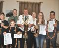 Bild: es
Die erfolgreichen Schützen mit Sportleiter Matthias Bartmann (vorne, von rechts): Vizekönig Thomas Seegerer, Schützenliesl Patricia Schönberger, Schützenkönig Werner Braun, Vizejugendkönig Michael Wurzer und Kaiser Florian Haberl, hintere Reihe von links: Sportleiter Matthias Bartmann und Vizeliesl Christina Braun.