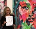 Bild: myd
Sabine Kirsch gehört zu den 51 nominierten Künstlern, die ihre Kunstwerke bei der „Art Expo 2018“ in Ingolstadt präsentieren durften. Stolz zeigt die Grafenwöhrerin die ihr überreichte Urkunde für ihre beiden Gemälde „HokuLani“ (links) und „MaLi“ (rechts).