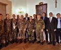Bild: arw
Zahlreiche Angehörige des KVK sind bei der Beförderung von Friedrich Vetter( vierter von links) zum Oberstabsfeldwebel dabei. Die Beförderung sprach der Kommandeur des Regionalstabs Ost, Oberst Johann Bauer (Dritter von links), Oberstleutnant Thomas Spörl (Sechster von links) und Landrat Andreas Meier (Mitte) wechseln die Dienstgradabzeichen. Mit dabei der ehemalige Leiter des KVK, Franz Herbst, Sachbearbeiter Klaus Lotter und Abteilungsleiter Markus Zapf (von rechts).