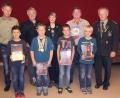 Bild: boj
Jugendleiter Alfred Schießlbauer, Gaujugendleiterin Martina Herrmann (hinten von links), Schützenmeister Johann Schneeberger und sein Stellvertreter Johann Fuchs (hinten von rechts) freuten sich über die Erfolge des Schützennachwuchses bei der Deutschen Meisterschaft: In München-Hochbrück legten Miriam Herrmann (hinten Mitte) sowie (von links) Tobias Dietl, Michael Herrmann, Josef Berger und Wolfgang Uschold an.