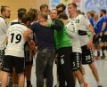 Bild: ham
HSG-Trainer Christian Zachmann (dunkles Trikot) und seine Jungs machen sich in einer Spielpause noch einmal Mut. Gegen den BOL-Spitzenreiter ESV Regensburg reichte es dann aber doch nicht zum Sieg.