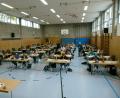 Bild: rn
56 Bewerber für den gehobenen Dienst des Freistaates aus den Altlandkreisen Eschenbach und Kemnath unterziehen sich in der Turnhalle der MGS der Auswahlprüfung.