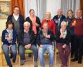 Bild: wku
Gewählte Kirchenvorsteher und Kandidaten bei der Wahlparty am Sonntagabend im Gemeindehaus (von links, sitzend): Alexandra Windisch, Franz Bernt, Ernst Ziegler, Anita Dehling, (von links, stehend) Thomas Pirner, Manuela Trautmann-Deinzer, Christine Richthammer, Andreas Brunner, Corinna Fischer und Pfarrer Konrad Schornbaum.