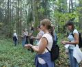 Bild: kmo
Theresia Nickl-Obermeier (Vierte von links) zeigt den Teilnehmern der AOVE-Veranstaltung Gaia-Touch verschiedene Wahrnehmungsübungen in der Natur.